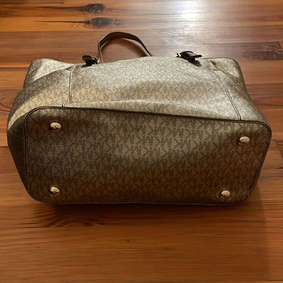 Michael Kors Metallic Gold Signature Monogram Jet Set Travel Tote Bag - Picture 4 of 15